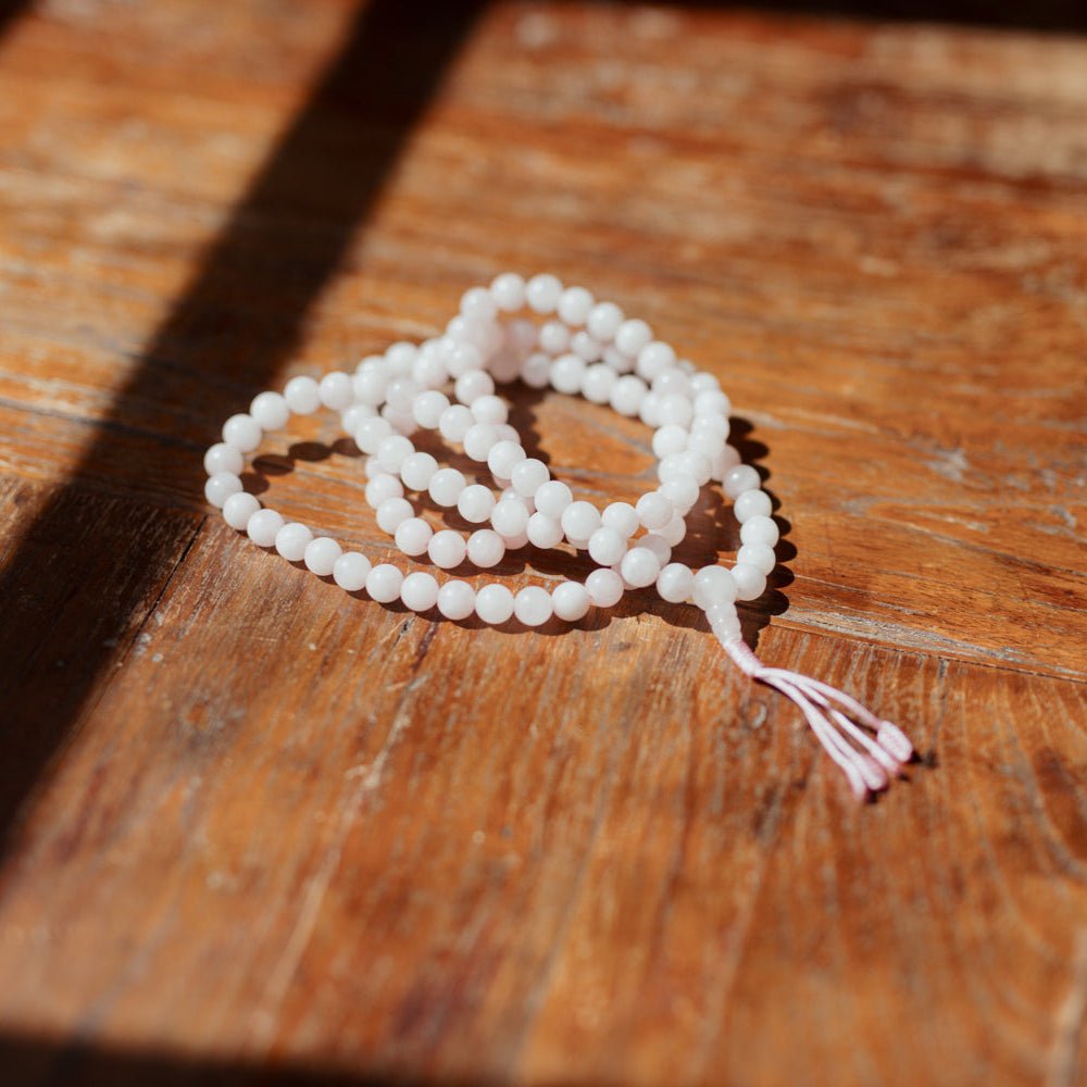 Mala ruusukvartsi kaulakoru. Käsintehty malakoru nepalista. Malakoru pöydällä - pranabowl